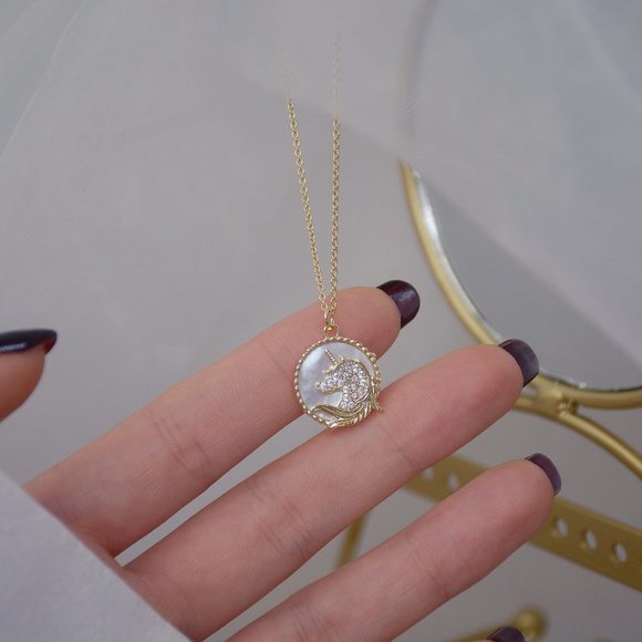 NEW 14K Gold Plated Shell Diamond Unicorn Horse Round Pendant Necklace - Picture 5 of 8
